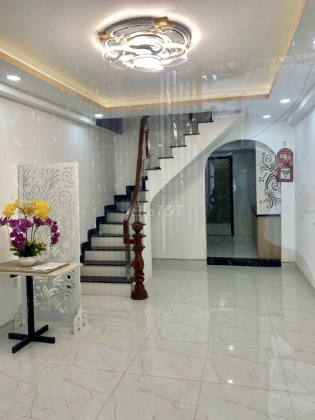 Trống nhà rộng 52m2, 2 tầng cần cho thuê giá 10 triệu/tháng, hẻm Trần Xuân Soạn