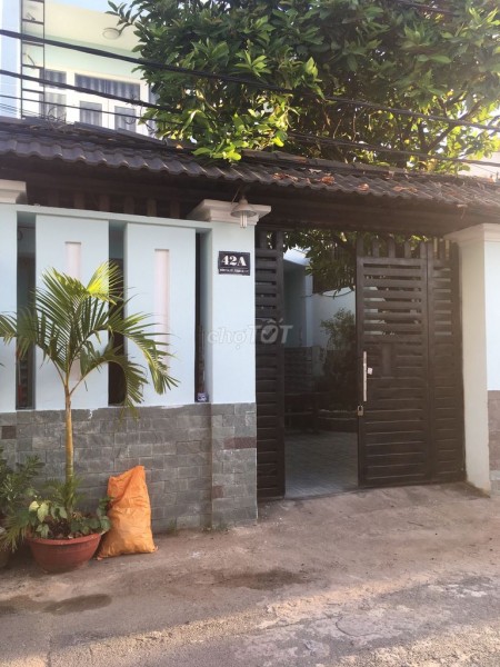 Mình có nhà 1 trệt, 1 lầu Quận 12 đang trống cần cho thuê giá 7 triệu/tháng, dtsd 100m2