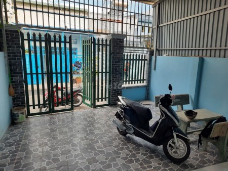 Trống nhà rộng 136m2, cấp 4 trống suốt, 2 pn, giá 8 triệu/tháng, hẻm Nguyễn Bình, Nhà Bè