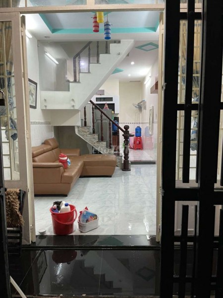 Có nhà hẻm T6, Quận Tân Phú cần cho thuê giá 6.5 triệu/tháng, nội thất, dtsd 32m2, lhcc