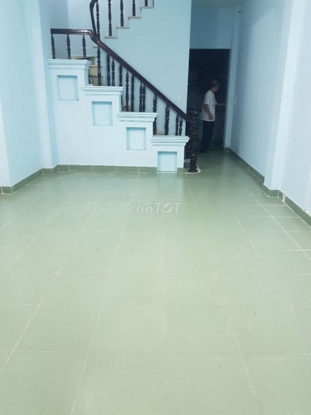 Mặt tiền đường lớn Quận 7, dt 60m2, 4 pn, 3 tầng đúc, giá 14 triệu/tháng, lh 0906377079