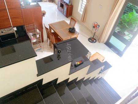 Cho thuê nhà 2 tầng, 3 pn, có sân vườn, giá 15 triệu/tháng, khuôn viên rộng 500m2, lh 0932052830