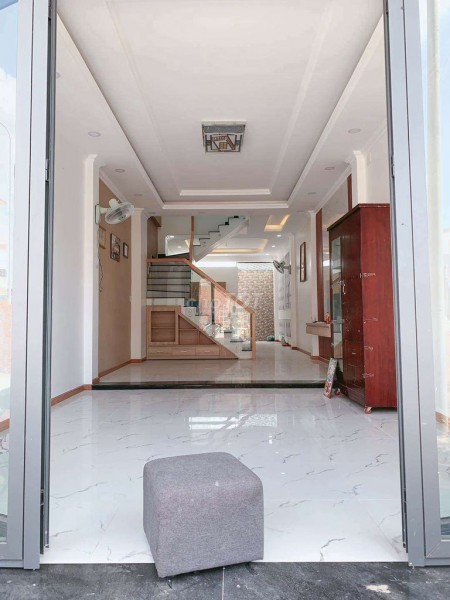 Nhà trống đường Thạnh Lộc 27, Quận 12 cần cho thuê nhà 90m2, 3 tầng đúc, giá 8 triệu/tháng