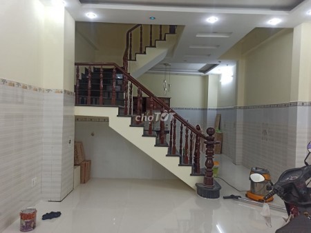 Còn trống nhà Quận 4 1 trệt, 3 lầu, dt 65m2, nội thất đủ, giá 15 triệu,/tháng lh 0777565693