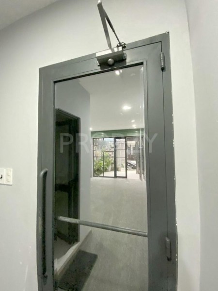 Lê Văn Huân đường chính Tân Bình cần cho thuê nhà rộng 68m2, cấp 4, giá 10 triệu/tháng