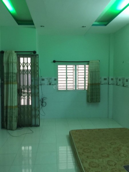 Trống nhà gồm 1 trệt 2 lầu, sân thượng cần cho thuê giá 10 triệu/tháng, dtsd 32m2