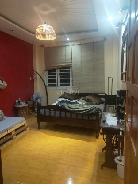 Nguyên căn còn 1 trệt, 3 lầu đúc kiên cố cần cho thuê giá 15 triệu/tháng, dt 40m2, lh 0906856614