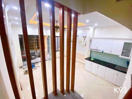 Cho thuê nhà nguyên căn ở Phố Trạm, Long Biên, Hà Nội, đúc 5 tầng kiên cố, 30m2, 3 phòng ngủ, 3 toilet