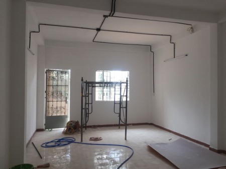 Có nhà nguyên căn dt 97m2, 3 tầng, sân thượng, giá 27 triệu/tháng, mt 132 Nguyễn Trọng Tuyển