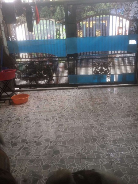 Mình cần cho thuê nhà 70m2 cấp 4, 2 pn, chưa nội thất Quận 7, giá 8 triệu/tháng, lh 0909827373