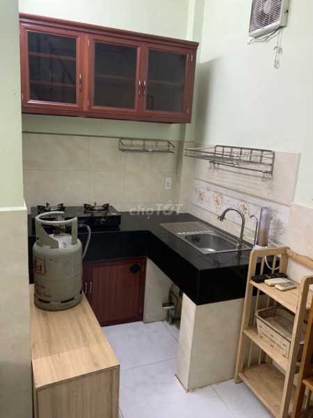 Cần cho thuê nhà 2 tầng, dt 50m2, hẻm Xóm Chiếu, Quận 4, khu an ninh, giá 10 triệu/tháng