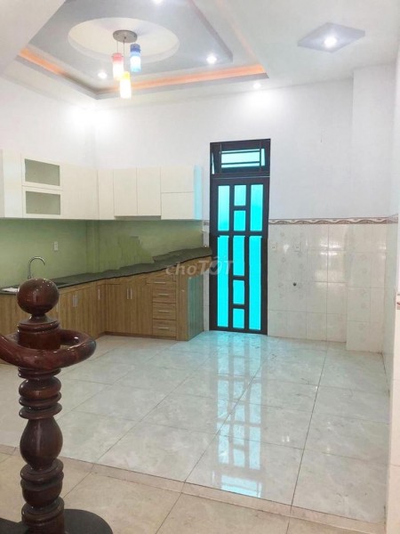 Nguyên căn 1 trệt, 2 lầu đúc diện tích 150m2, giá 15.5 triệu/tháng, đường Lê Văn Việt, Quận 9