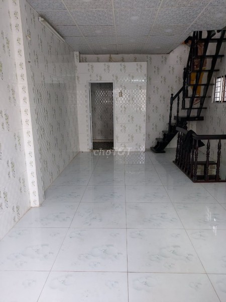 Nguyên căn cần cho thuê rộng 40m2, 3 tầng đúc, giá 7 triệu/tháng, hẻm Đoàn Văn Bơ, Quận 4