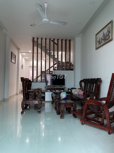 Cho thuê nhanh nguyên căn rộng 180m2, hẻm đường 160 Quận 9, giá 9 triệu/tháng