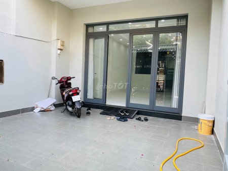 Cần cho thuê nhà chính chủ rộng 160m2, Quận Tân Phú, 3 tầng, giá 10 triệu/tháng, lh 0909946775