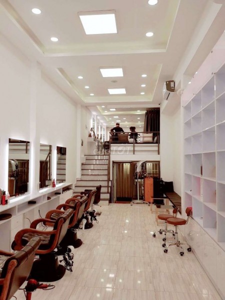 Trống nhà nguyên căn mặt tiền Quận Phú Nhuận, dt 120m2, giá 55 triệu/tháng, lh 0974800805