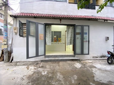 Cần cho thuê nhà rộng 30m2, cấp 4 một trệt, hẻm Thành Thái, Quận 10, giá 6.5 triệu/tháng