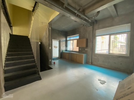 Cần cho thuê nhà mặt tiền Quận 7, dtsd 126m2, 3 tầng đúc kiên cố, giá 25 triệu, lh 0907894503