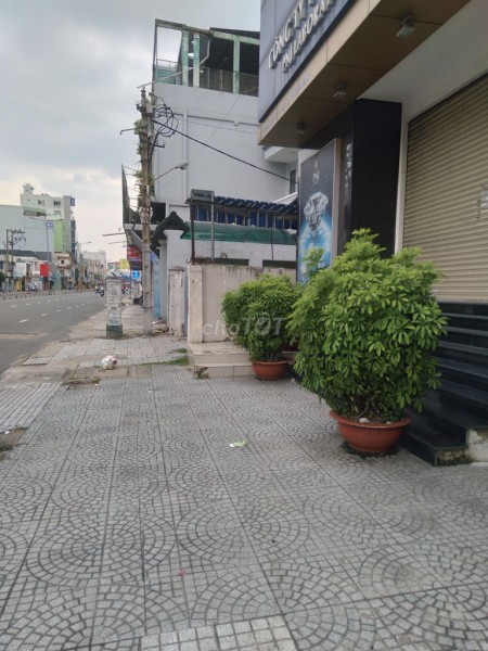 Cho thuê nhà Quận Phú Nhuận, dtsd 300m2, 2 tầng đúc, giá 95 triệu/tháng, lh 0946743974