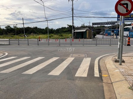 Trống nhà mặt tiền cấp 4 huyện Nhà Bè, diện tích 80m2, giá 12 triệu/tháng, lh 0907605528