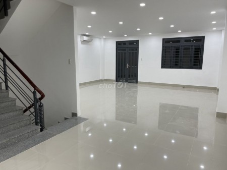 Trống nhà khu trung tâm Quận 3 rộng 200m2, 4 tầng, giá 150 triệu/tháng, lh 0906983020