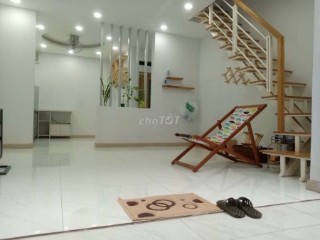 Có nhà 1 trệt, 1 lầu, vừa xây có sân vườn cho thuê giá 13.5 triệu/tháng, Nguyễn Văn Công, dt 45m2