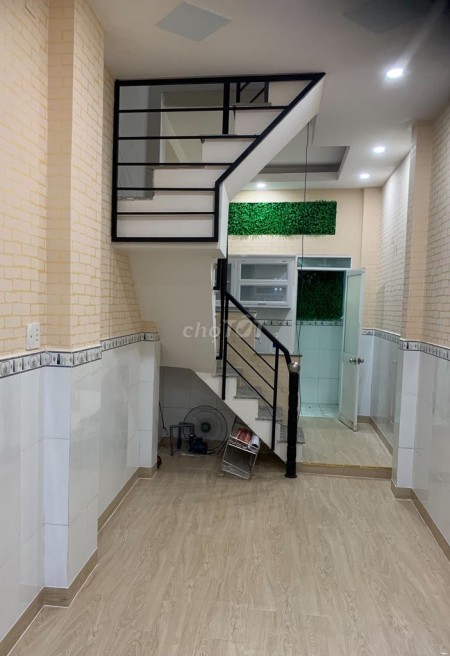 Đường Vĩnh Khánh khu dân cư Quận 4, nhà rộng 54m2, đúc kiên cố, giá 9 triệu/tháng