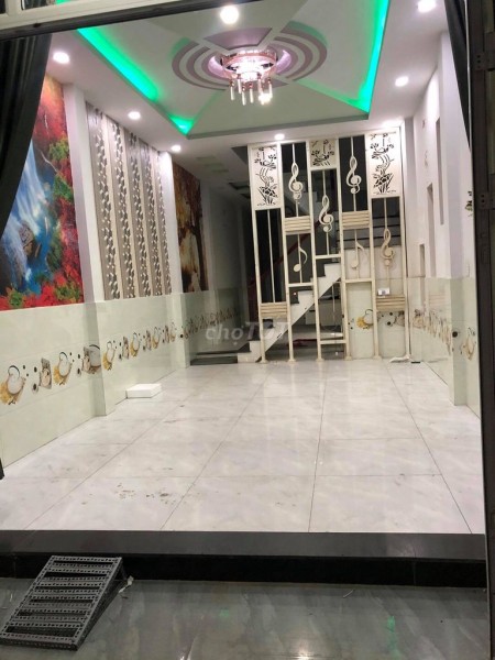 Cần cho thuê nhà Quận 12, 1 trệt, 2 lầu dtsd 100m2, 5 pn, giá 16 triệu/tháng, lh 0903695697