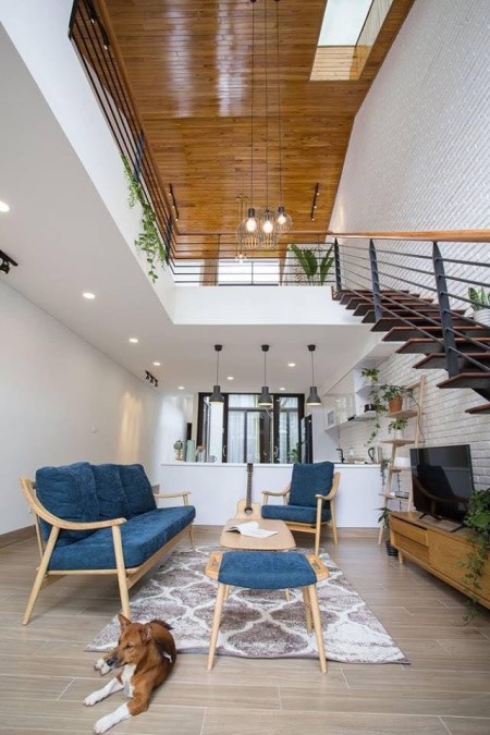 Cho thuê gấp nhà riêng tại Văn Cao, DT 50m2 x 5T, MT: 5m, ô tô đỗ cửa, giá 18tr/tháng