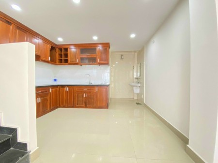 Nhà cho thuê MT Huỳnh Văn Bánh P13 Phú Nhuận. 4x13m trệt lửng 4 lầu kinh doanh tự do