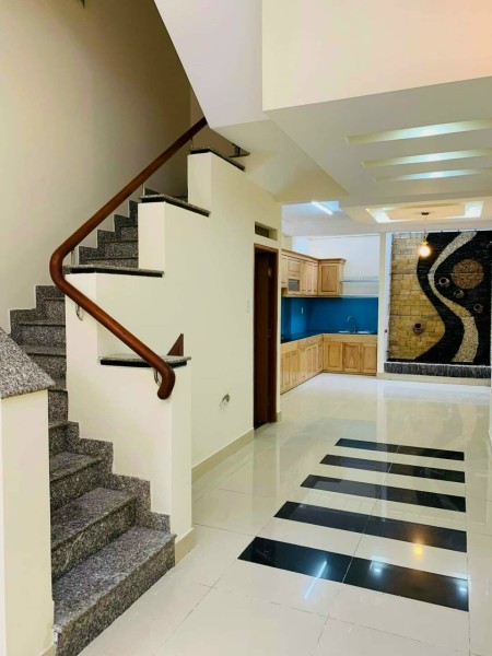 Nhà mới đẹp Xây kiểu lệch tầng có sân rộng ngay chợ Thạch Đà