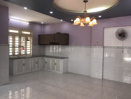 Chủ cần cho thuê nhà 3 tầng đúc, có sẵn đồ, giá 12 triệu/tháng, dtsd 260m2, hẻm Quốc Lộ 1A