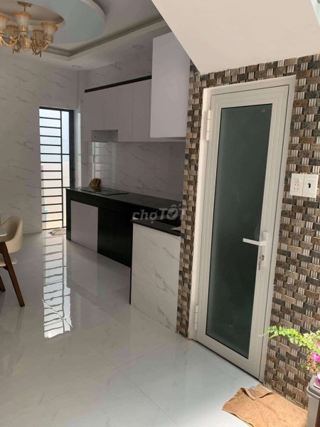 Cho Thuê nhà Nguyên Căn! Cách Mạng Tháng 8 2 phòng ngủ, giá 35 triệu/tháng