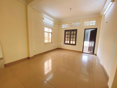 Cho thuê nhà Trường Chinh ngay ngã 3 Trương Công Định Tân Bình. 4x25m trệt 2 lầu sân thượng