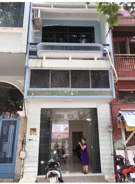 Chưa sử dụng cần cho thuê nhà 61m2, 4 tầng, sân thượng, mt Hùng Vương, Quận 5, giá 45 triệu/tháng