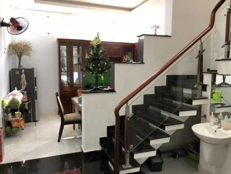 Cho thuê nhà nguyên căn MT Ni Sư Huỳnh Liên, Tân Bình.5x20m trệt 3 lầu sân thượng, xe hơi vào nhà