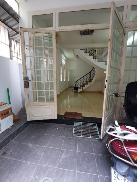 Cho thuê nhà vị trí đẹp, căn góc thoáng mát, gần Chợ Nguyễn Đình Chiễu, Phú Nhuận