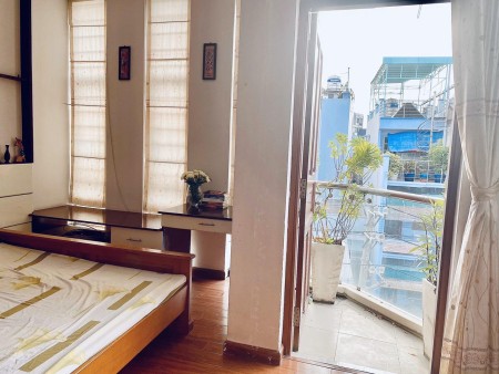 Cho thuê nhà MT Nguyễn Hữu Cảnh,P22,Bình Thạnh. Trệt 3 lầu, có sân để xe nhà mới sơn trắng 28 triệu