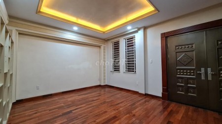 Nhà cho thuê nguyên căn MT đường Hồ Hảo Hớn, P. Cô Giang, Q1 - cầu thang gần cuối nhà 6 lầu