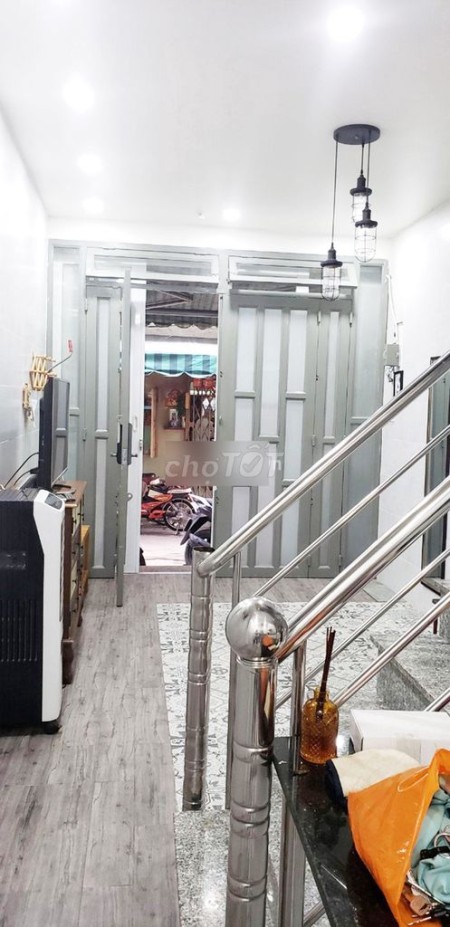 Trống nhà rộng 30m2, 1 trệt, 2 lầu đúc cần cho thuê giá 10 triệu/tháng, dtsd 30m2, 20m2, 2 phòng ngủ, 3 toilet
