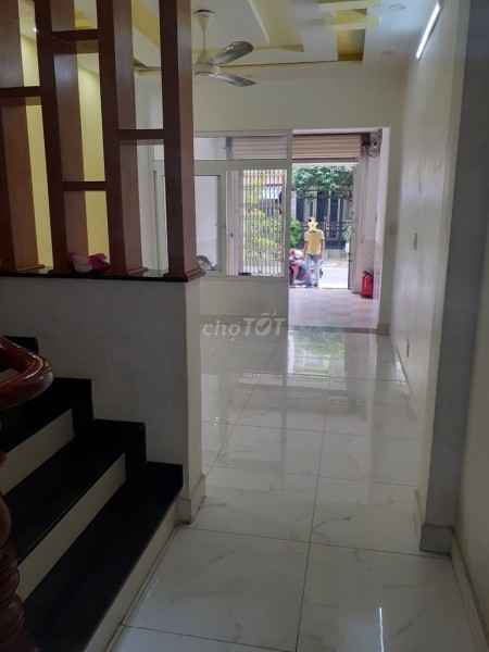 Trống nhà đường Lê Sao, Quận Tân Phú, dtsd 80m2, giá 15 triệu/tháng, 3 tầng, sân thượng