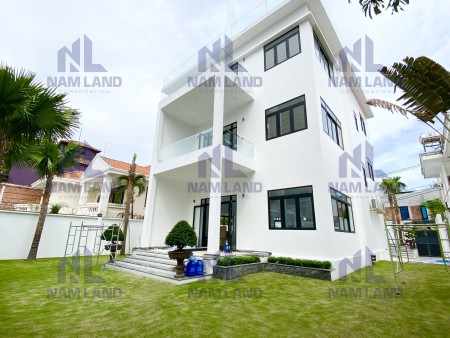 Villa trắng muốt như Ngọc Trinh mới xây xong, có thang máy, hồ bơi 800m2 khu an ninh