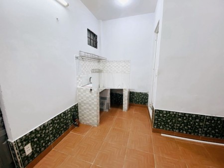 Cho thuê nhà nhỏ giá rẻ hẻm 69 đường D2, gần Hutech, thuận tiện ra hàng xanh, Bình Thạnh