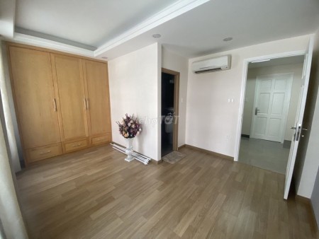 Cho thuê nhà ngay lăng Cha Cả đường Thăng Long Tân Bình, 5.5x30m trệt 2 lầu ST sàn lót gỗ sạch sẽ