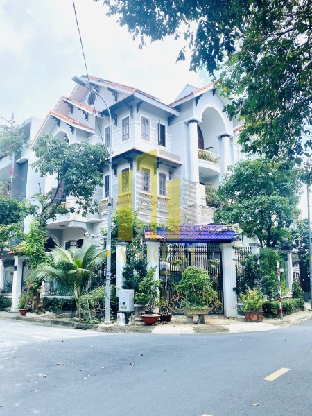 Biệt thự Trần Não căn góc, gần công viên giá 45 triệu/tháng, khu dân cư đông đúc