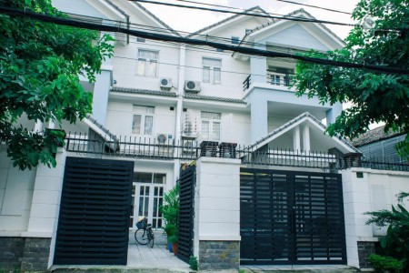 Cho thuê biệt thự mặt tiền Thảo Điền 250m2 trệt 2 lầu 4 phòng,sân vườn,gara
