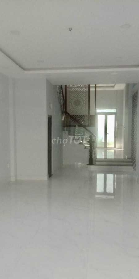 Trống nhà Phan Văn Hớn rộng 110m2, 4 tầng, có sân để xe cho thuê giá 14 triệu/tháng