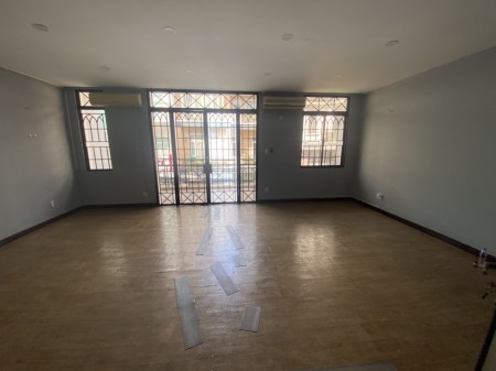 Cho thuê nhà nguyên căn đường Bình Gĩa Tân Bình. 10x15m xe hơi vào nhà, nhà sơn mới sàn ốp gỗ