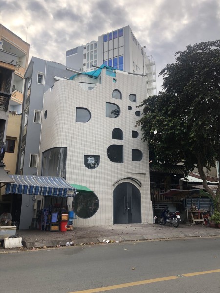 Cho thuê nhà mới 3 tầng MT Hoàng Sa, Quận 1 ngang 6,5m, giá bán chỉ 20 triệu/tháng