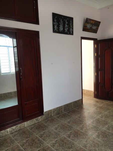 Cho thuê nhà nguyên căn giá rẻ gần Đại lộ Đồng Khởi, 9tr/tháng (có hình)., 85.4m2, 4 phòng ngủ, 4 toilet